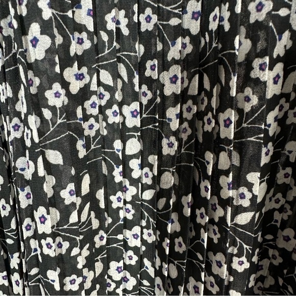 Lulus Pen Pal Black and White Floral Print Pleated Crop Top
Blouse Size Small - Picture 10 of 12